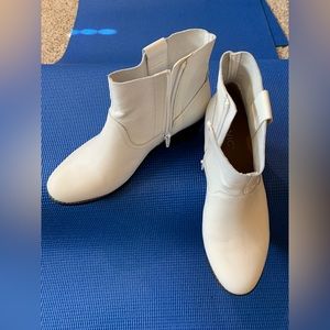 Vionic white leather booties size 9, brand new condition, never worn
